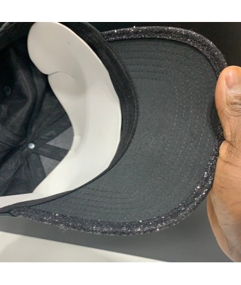 Casquette ouvre sa boutique